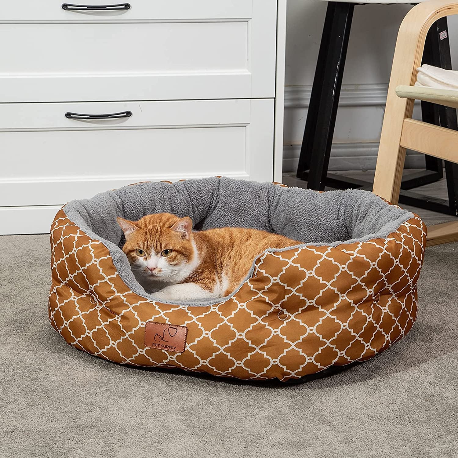 25 Inch Big Dog Bed & Cat Bed, Pet Beds for Indoor Cats or Small Dogs, Machine Washable Super Soft & Plush Flannel Pet Supplies, Slip-Resistant Oxford Bottom,Lantern Print Brown